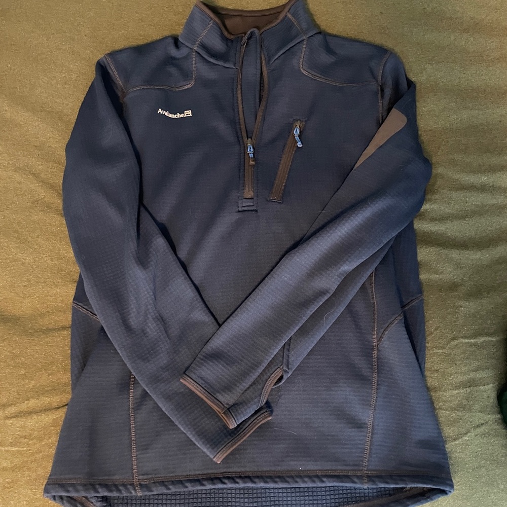 Mens Avalanche light weight quarter zip pullover. Great condition